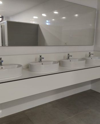 Encimeras fenólicas a medida para baños y vestuarios ( HPL )