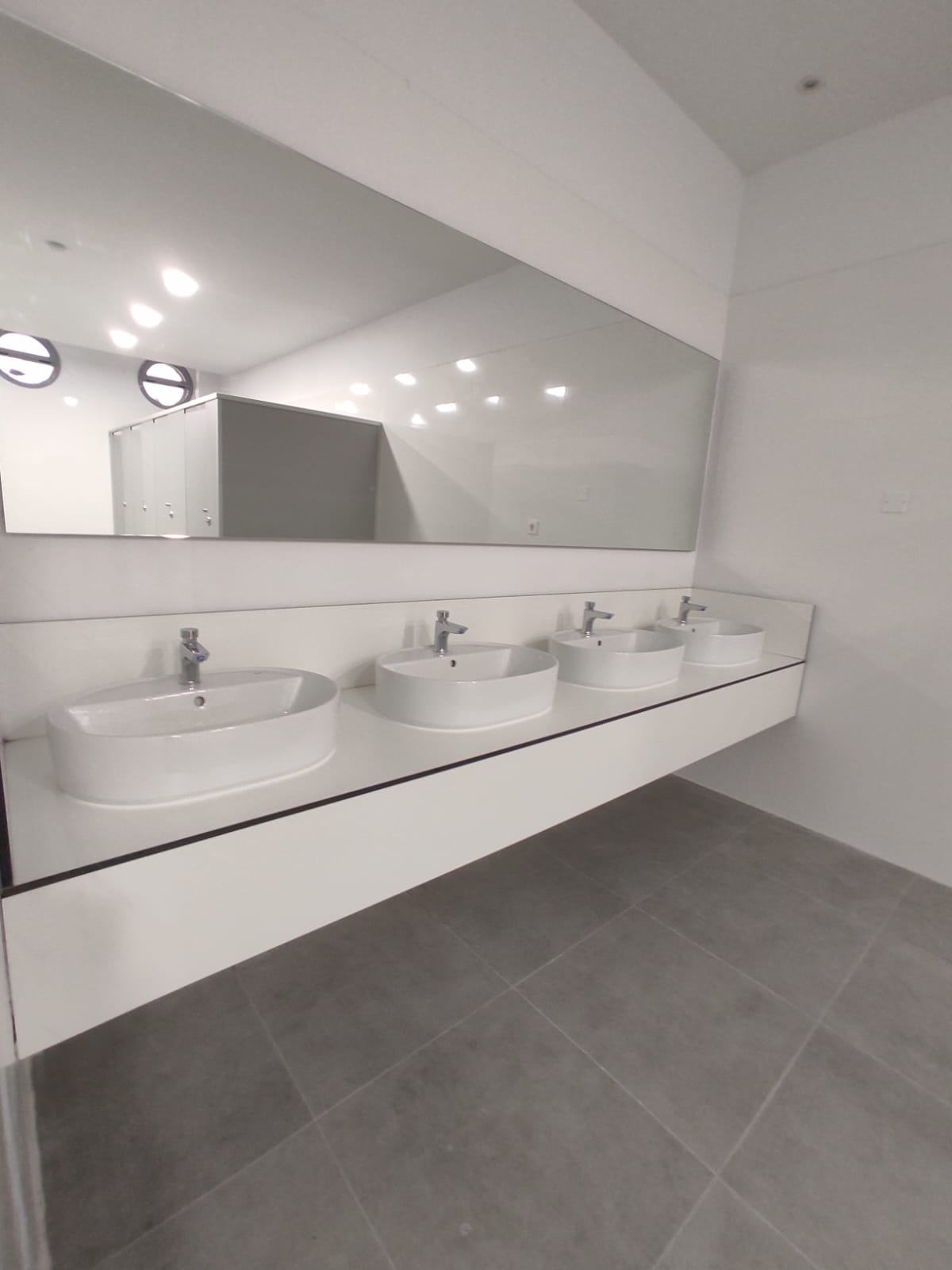 encimeras fenólicas para baños y espacios públicos