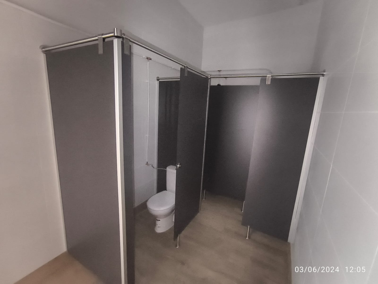 Divisiones fenólicas con WC y duchas en T en cuarteles militares, Viator (Almería)