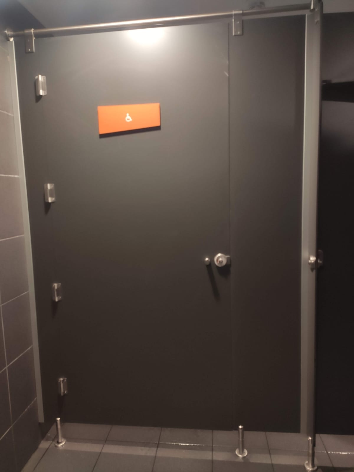 Cabina adaptada para personas con movilidad reducida instalada en gimnasios Basic Fit, Marbella