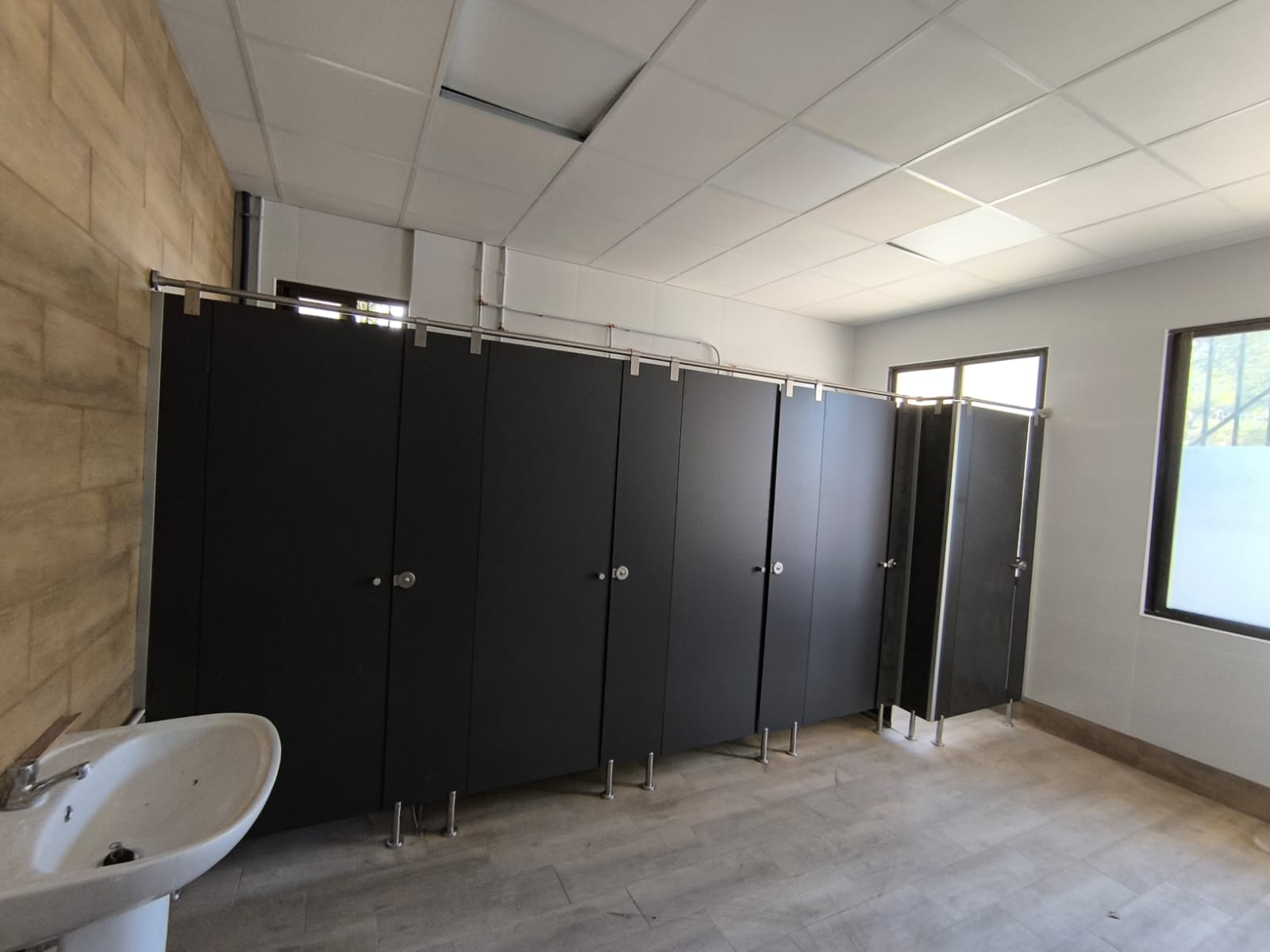 Cabinas fenólicas a medida instaladas en cuarteles militares, Viator (Almería)
