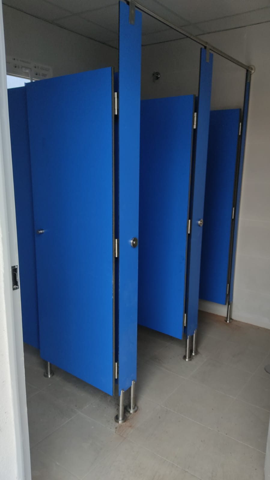 Cabinas sanitarias fenólicas HPL en vestuario de colegio en Almería