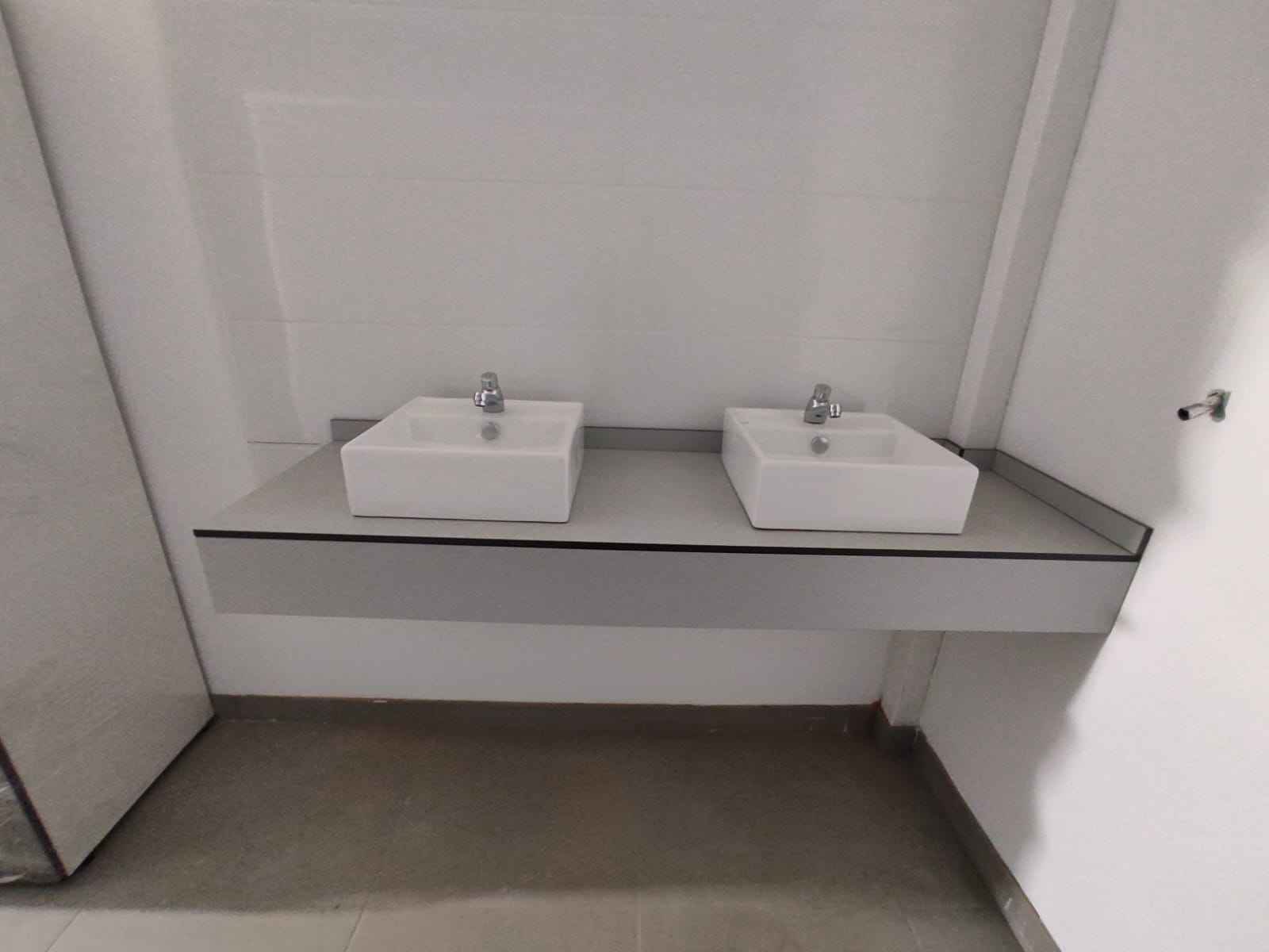 Encimera fenólica con lavabo de sobreponer en vestuario moderno
