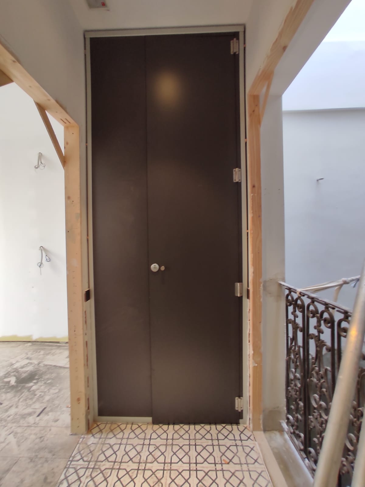 Puerta de paso fenólica de suelo a techo instalada en Ibiza