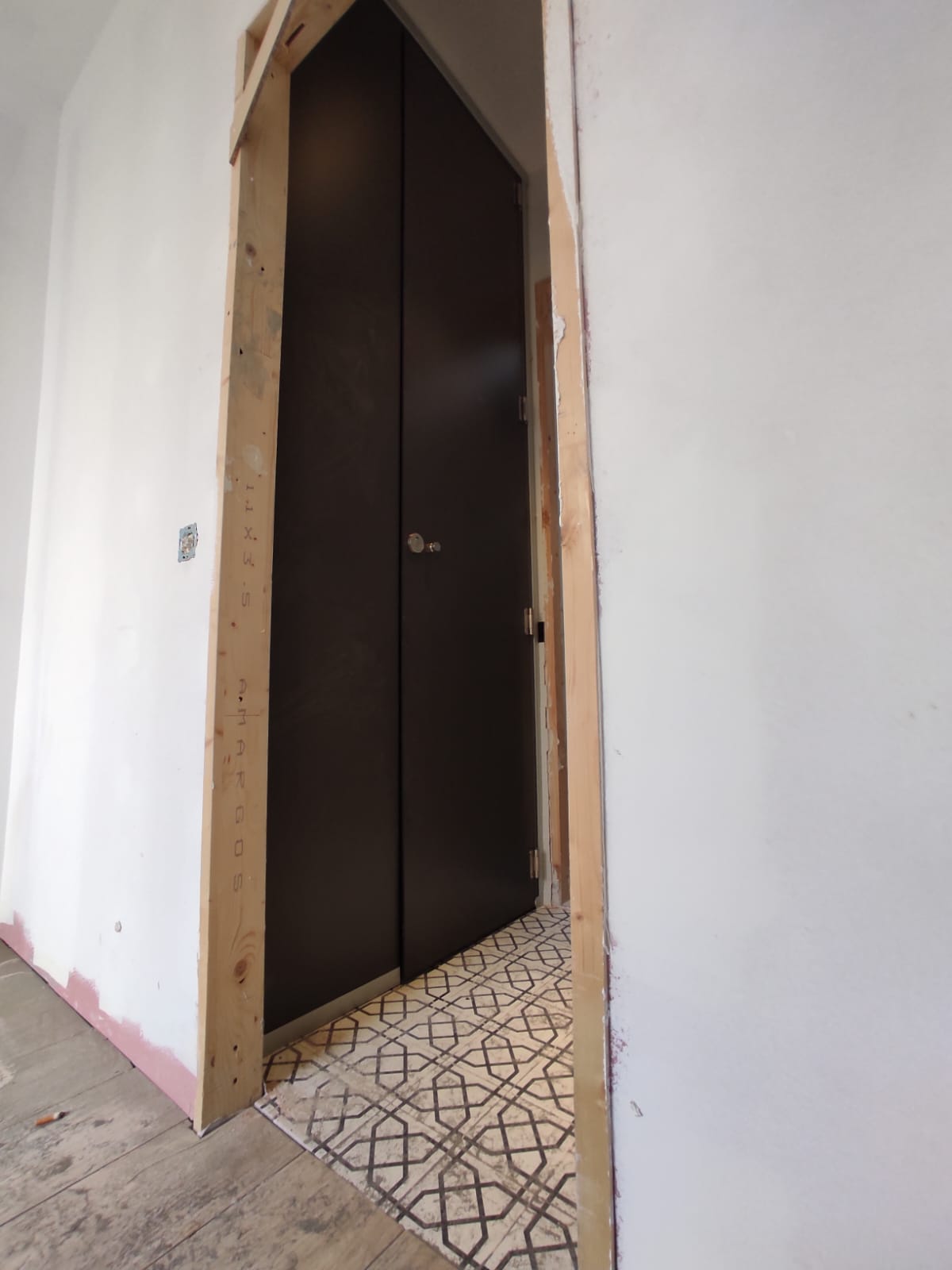 Puerta fenólica de suelo a techo para separación de estancias