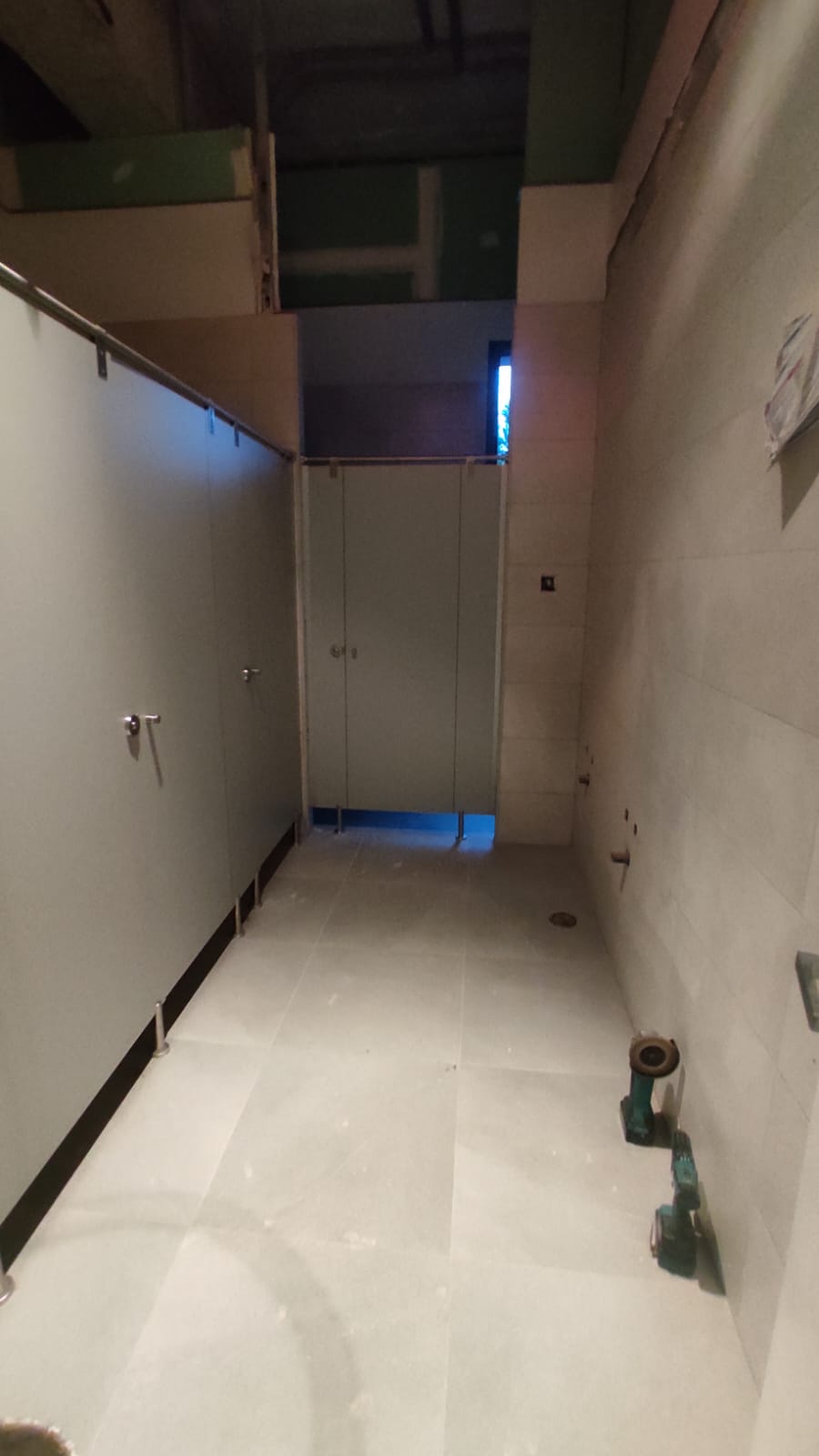 Cabinas fenólicas prefabricadas en vestuarios de la fábrica HOLCIM en Villaluenga de la Sagra, Toledo