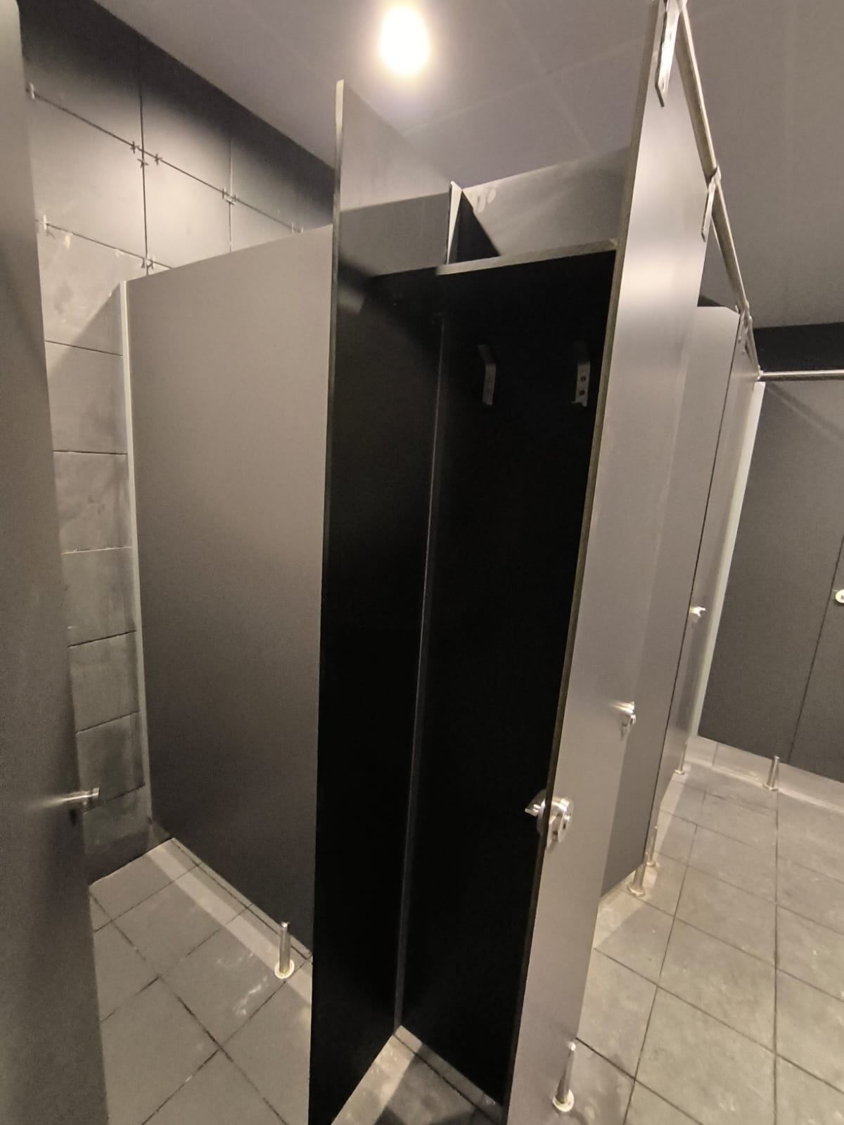 Cambiador con estante integrado en cabina de ducha fenólica instalado en Alicante