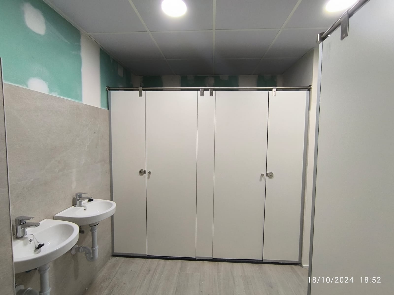 Cabinas fenólicas instaladas desde el suelo con perfiles de aluminio anodizado