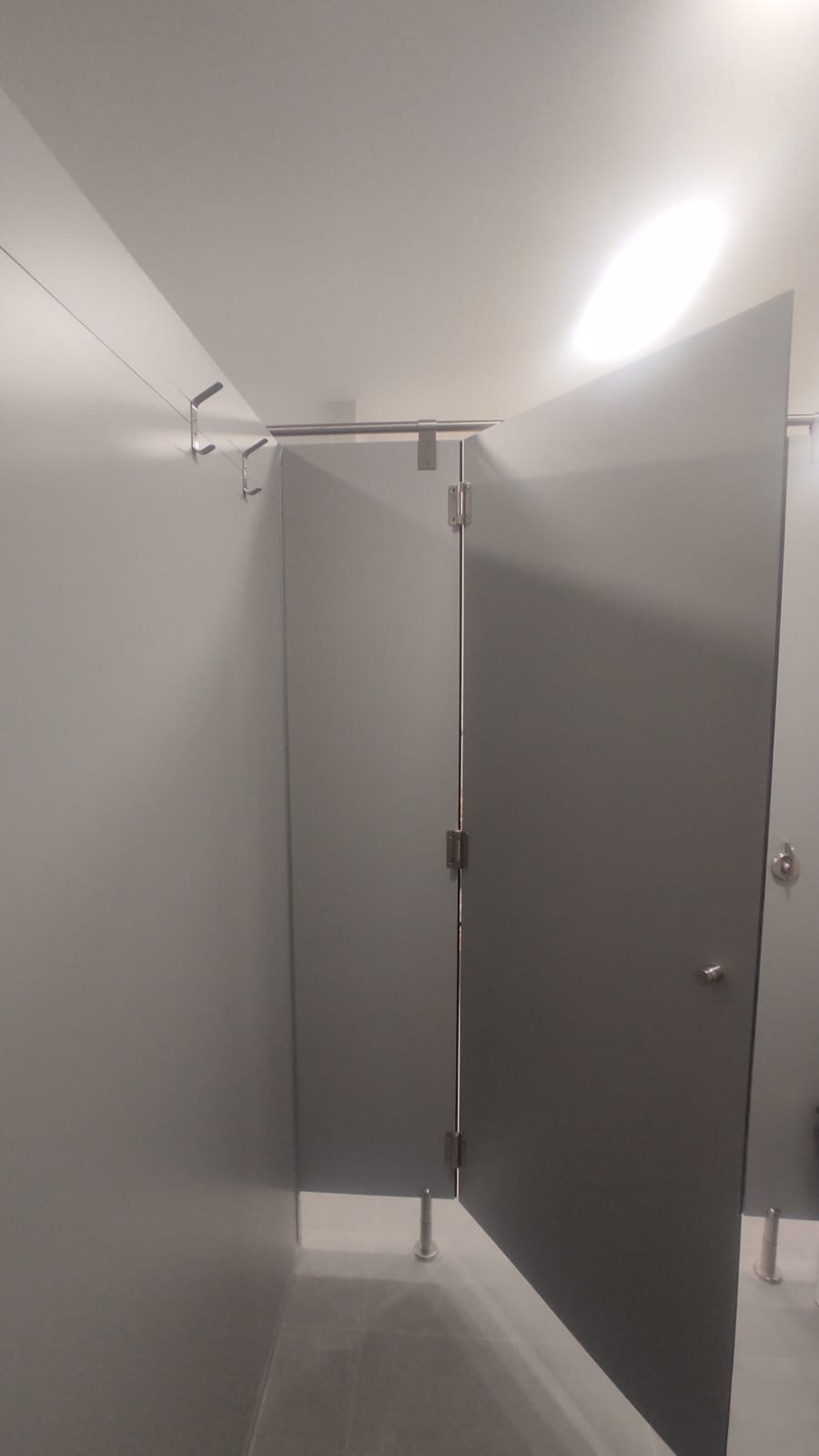 Interior de cabina fenólica instalada en Ciudad Real