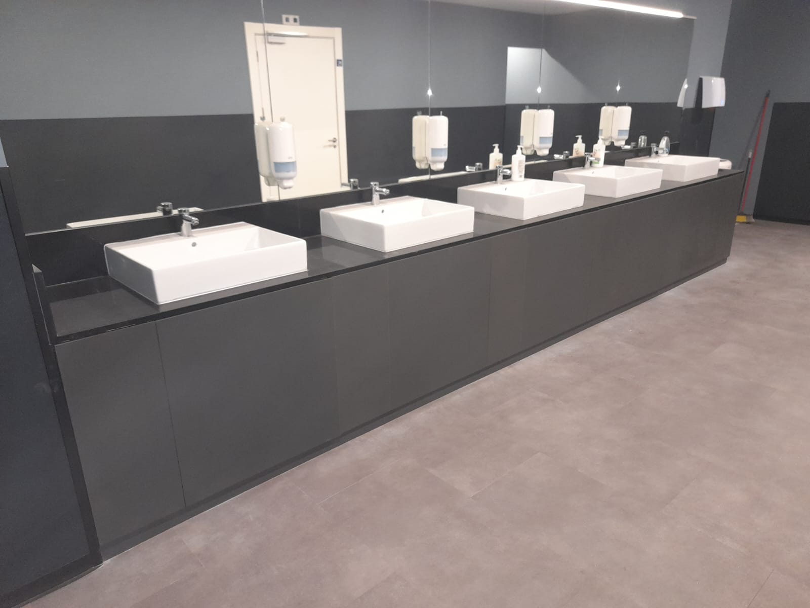 Encimera fenólica con armario inferior para vestuario o baño público