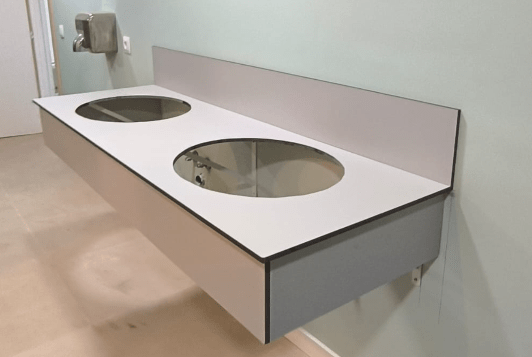 Encimera fenólica mecanizada a medida para lavabo encastrado con corte personalizado