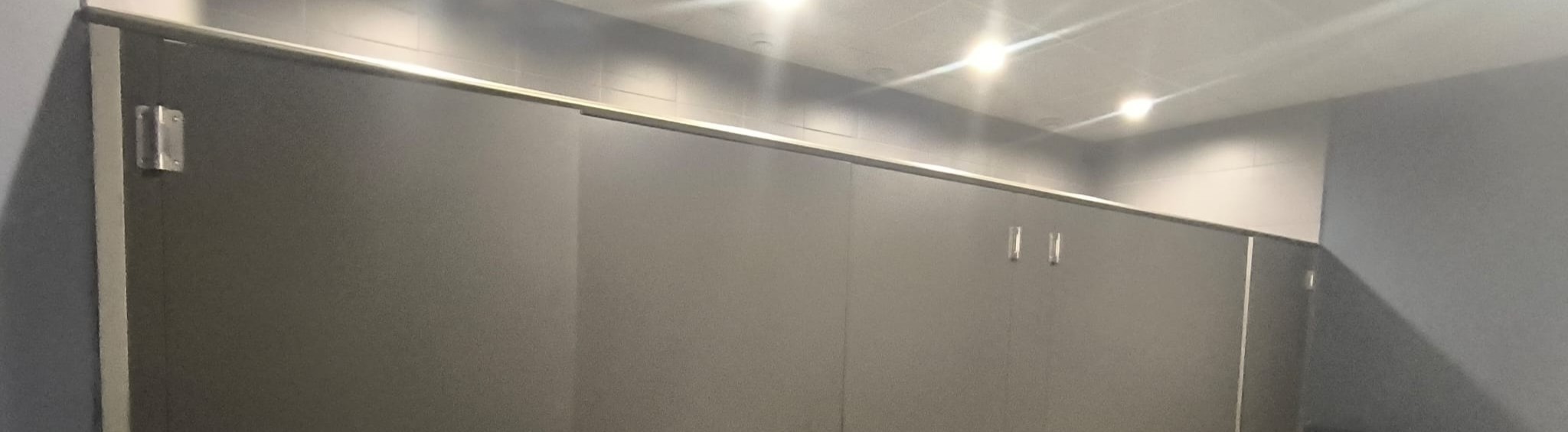Sistema de cabinas fenólicas con tubo y pinzas inox